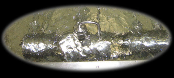 图2：均质机主体浸泡在循环水浴中