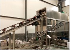 碳酸锂自动破包机，密闭式拆包卸料机的图片
