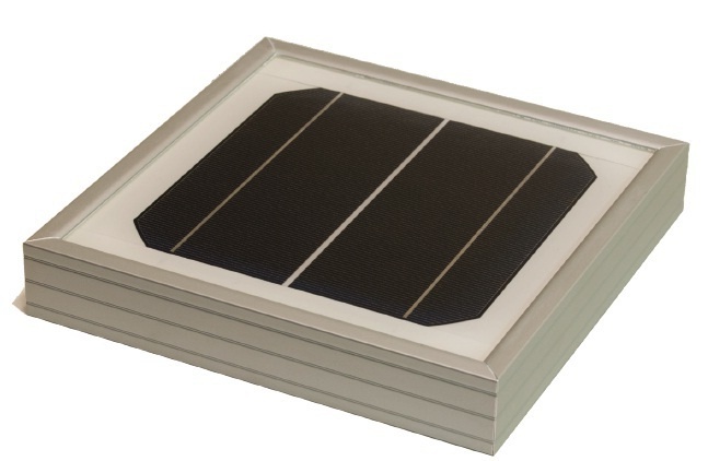已封装的标准太阳能电池的图片