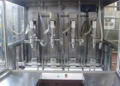 全自动化液体定量灌装机的图片