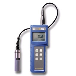 YSI EC300型盐度、电导、温度测量仪的图片