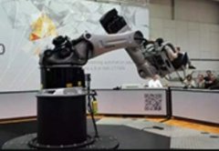 VR展会机器臂的图片